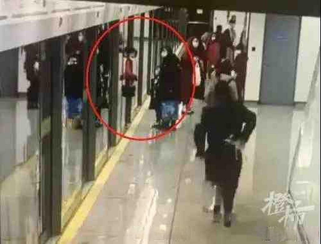 車站有關(guān)人士曾接受采訪:15號線采用全封閉屏蔽門,可有效防止人員物品